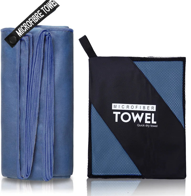 Serviette microfibre bleu marine avec sac de transport, séchage rapide et compacte pour sport, plage et voyage.