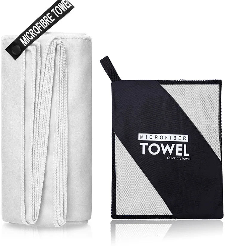 Serviette microfibre blanche élégante avec sac, ultra absorbante et douce pour la peau.