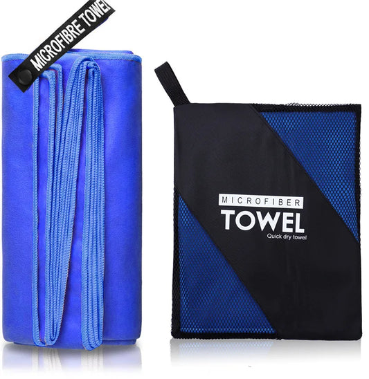 Serviette microfibre violette avec sac de transport, séchage rapide et compacte pour sport et voyage.