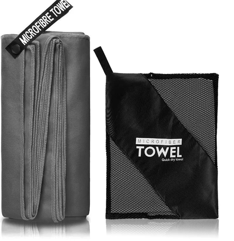 Serviette microfibre grise foncée premium avec sac, séchage rapide et compacte.