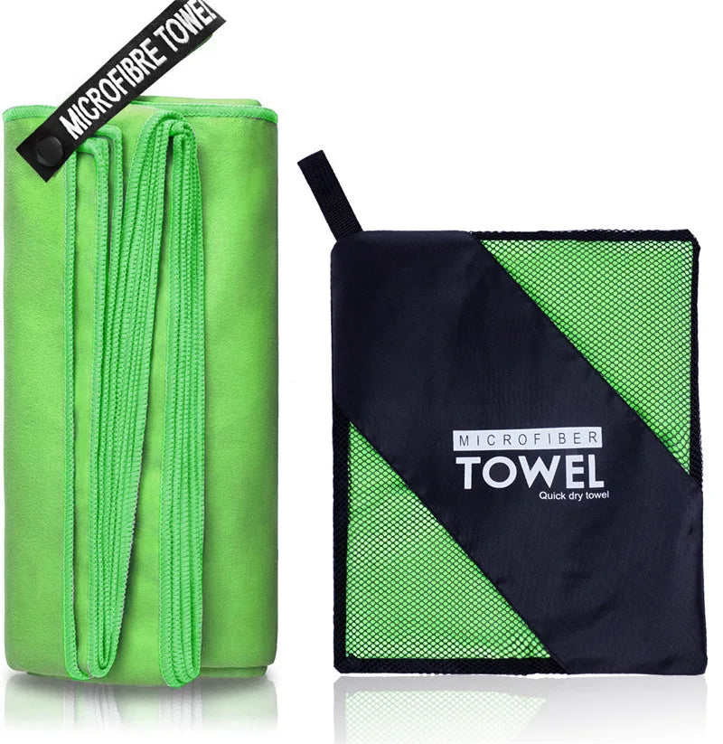 Serviette microfibre verte séchage rapide, accessoire sport et voyage compact.
