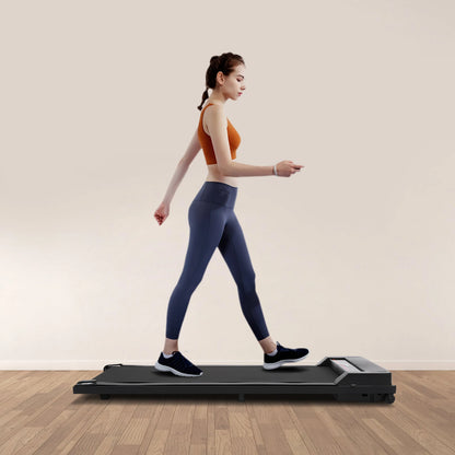 Femme utilisant un tapis roulant dans une pièce moderne avec sol en bois.